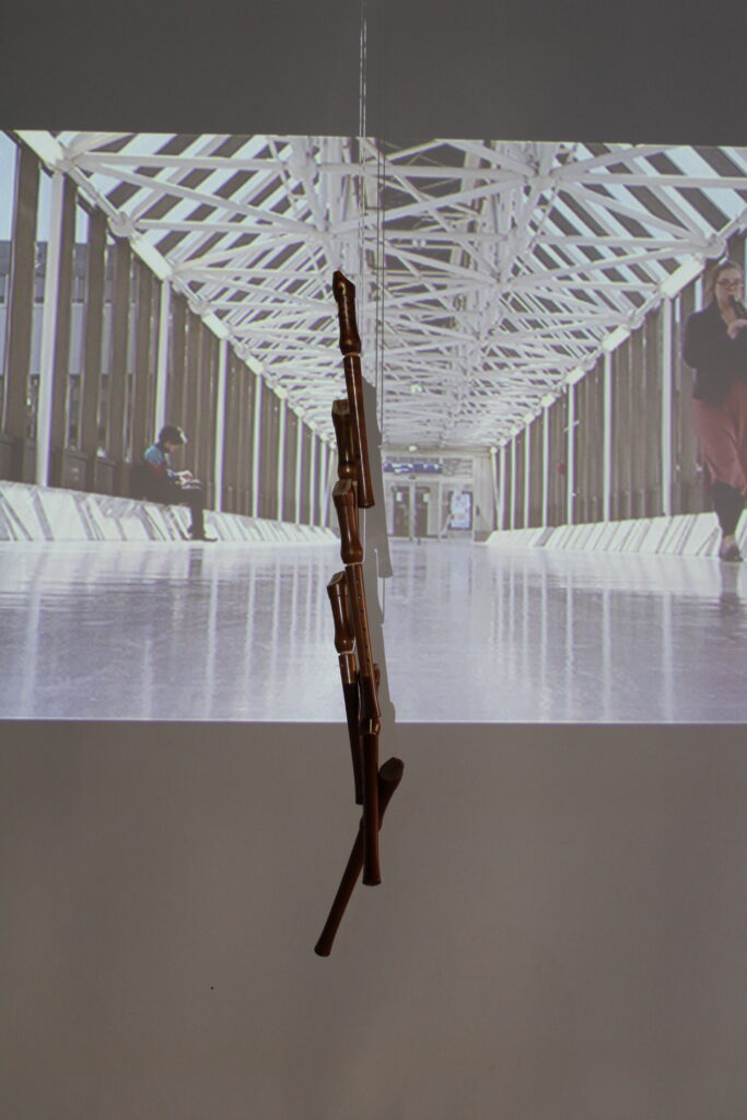 Eine Zoomsitzung mit Rochus Aust, dem Artist der Residence ,Digitale Irritationen‘. Flöten hängen von der Decke