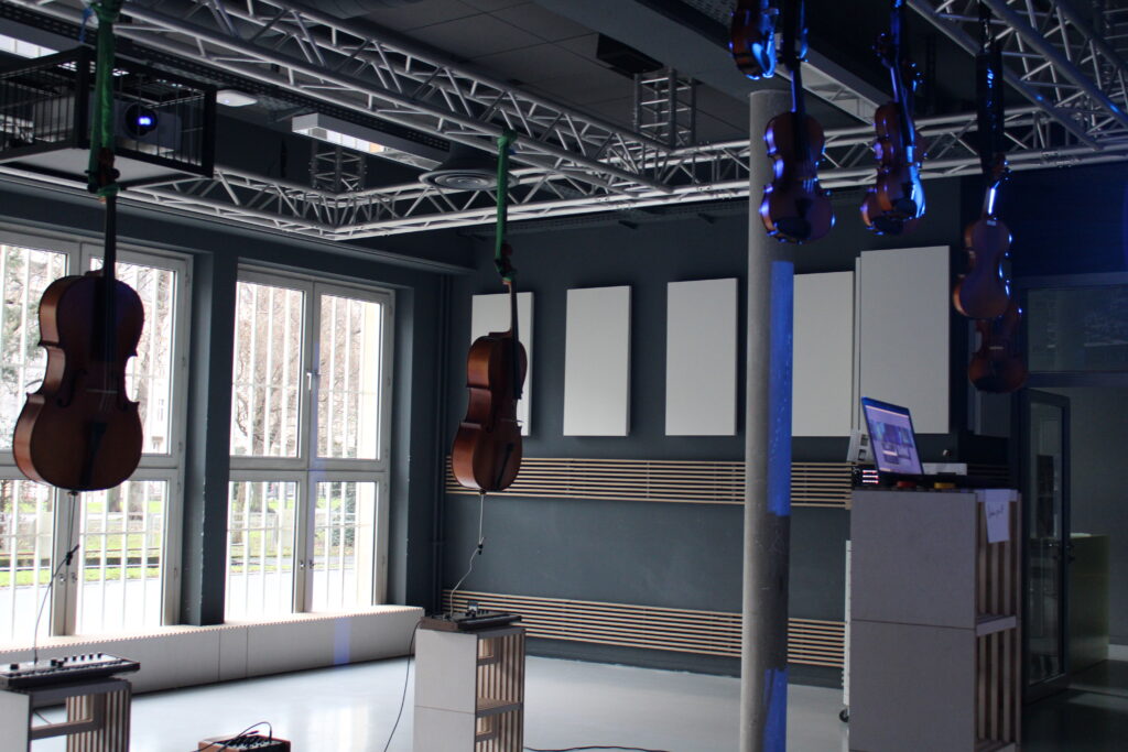 Eine Zoomsitzung mit Rochus Aust, dem Artist der Residence ,Digitale Irritationen‘. Instrumente hängen von der Decke